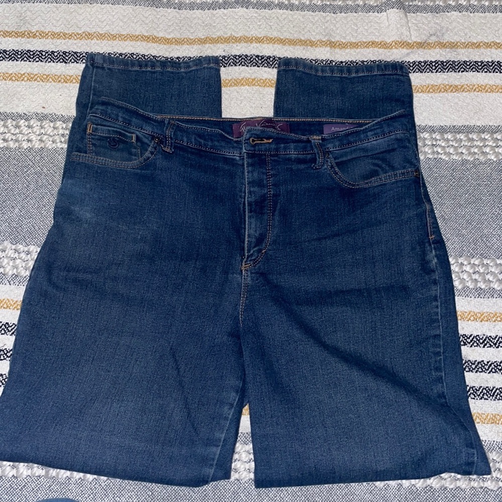 ⭐Gloria Vanderbilt darker denim smoke and pet friendly